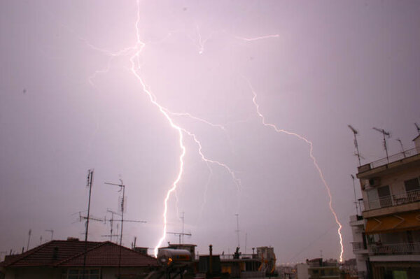 κεραυνοί πάνω από τη Θεσσαλονίκη