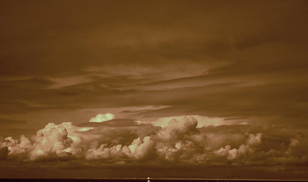 Σύννεφα  στο υπέρυθρο με φίλτρο  IR Hoya R 72