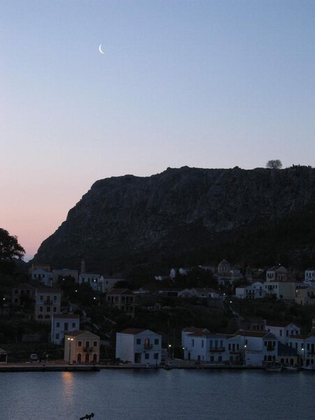 Η Σελήνη πάνω από το Καστελλόριζο