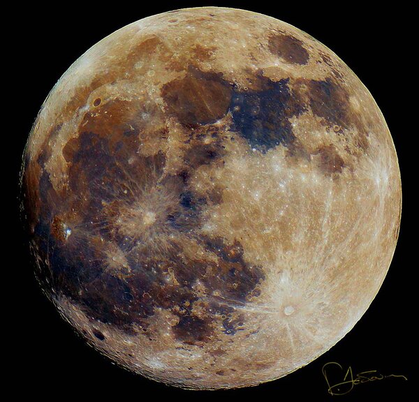 Περισσότερες πληροφορίες για το "Almost full moon..."