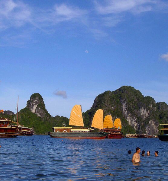 Σελήνη στην Top beach, Halong Bay, Vietnam.