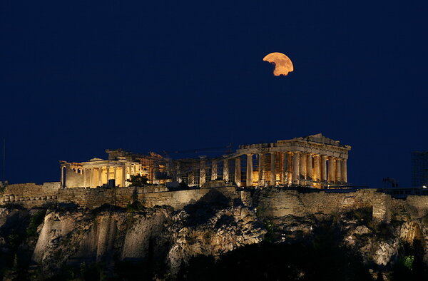 Σελήνη πάνω από την Ακρόπολη.