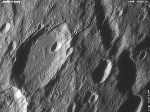 Crater Metius παρέα με την VALLIS RHEITA