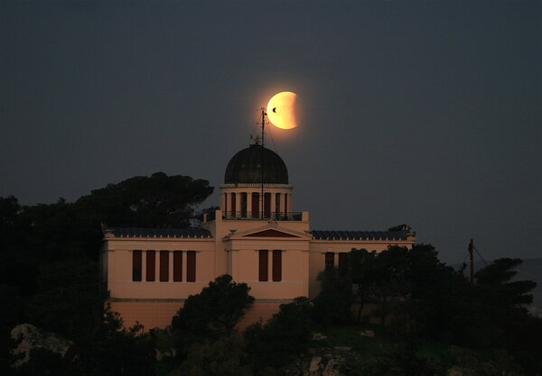 Έκλειψη με φόντο το Εθνικό Αστεροσκοπείο Αθηνών.