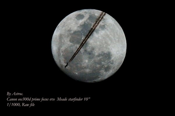 Αεροπλάνο μπροστά από τη Σελήνη