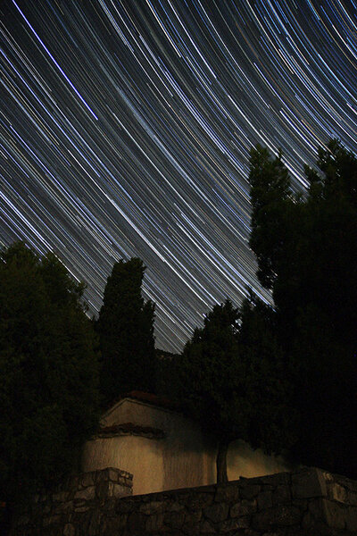 Εκκλησάκι και startrails.