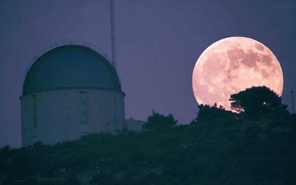 Σελήνη και αστεροσκοπείο Πεντέλης
