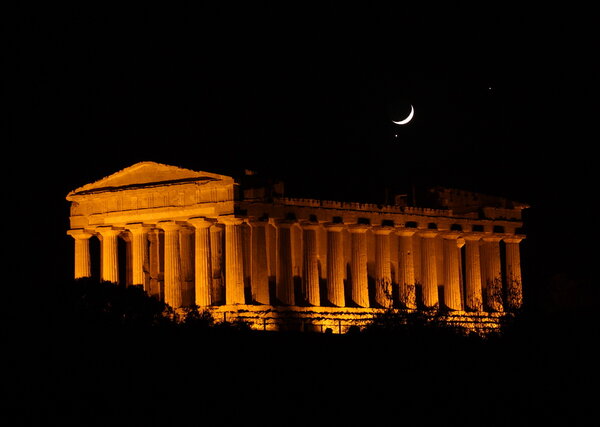 Κι άλλη μια φωτό του ναού της Ομόνοιας από αργότερα.