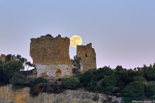 Πανσέληνος στο κάστρο.