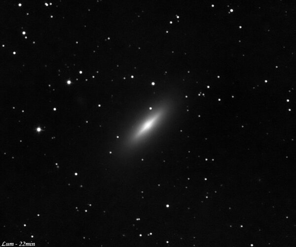 Spindle Galaxy - NGC 3115 στον Εξάς (μονόχρωμη)