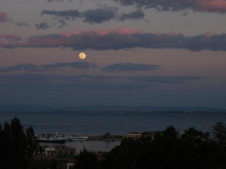 Άποψη της ανατολής της σελήνης από το λιμάνι της Χίου !