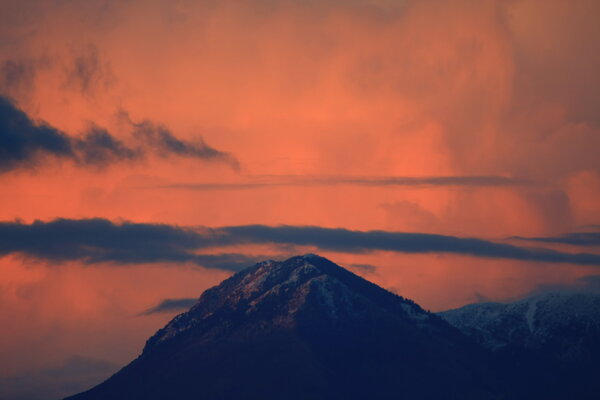 Red Clounds N Mountain