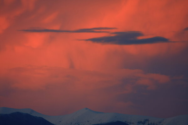 Κόκκινα Σύννεφα Άσπρα Βουνά - Close Up