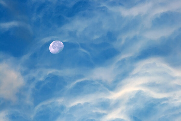 Σελήνη και λίγα σύννεφα