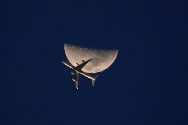 A340-600 Lufthansa+moon