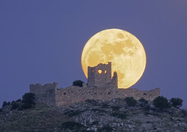 Κάστρο και πανσέληνος