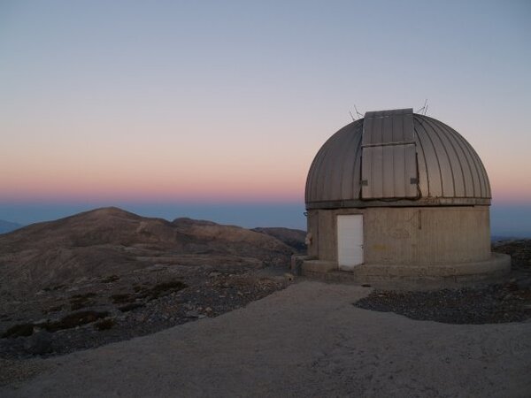 Το τηλεσκόπιο του πανεπιστημίου του Maxplanck στην Γερμανία εγκατεστημένο δίπλα από το αστεροσκοπείο του Σκίνακα