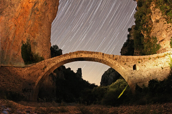 Πέτρινο γεφύρι και πυγολαμπίδες