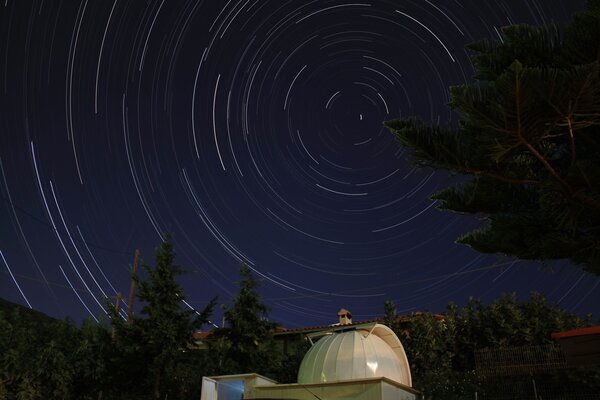 Περισσότερες πληροφορίες για το "Startrails από το Mauna Keratea"