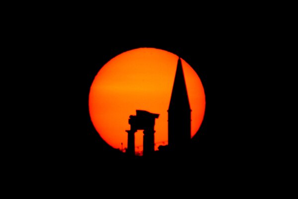 Ηλιοβασήλεμα πίσω απο την ακρόπολη της Ρόδου και το τζαμί της παλιάς πόλης