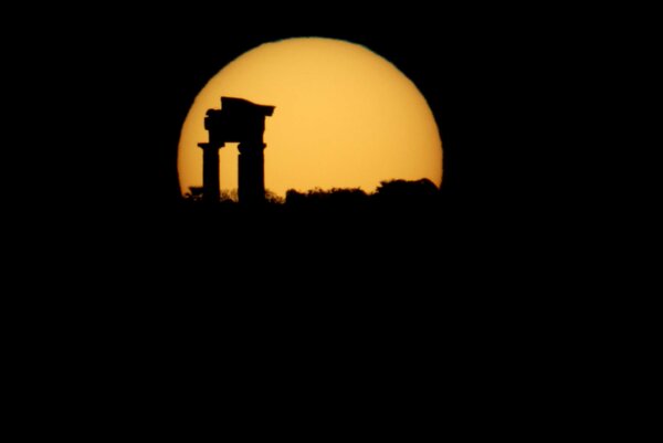 Ηλιος και ακρόπολη της Ρόδου, φώτο: Στέργος Μνώλακας