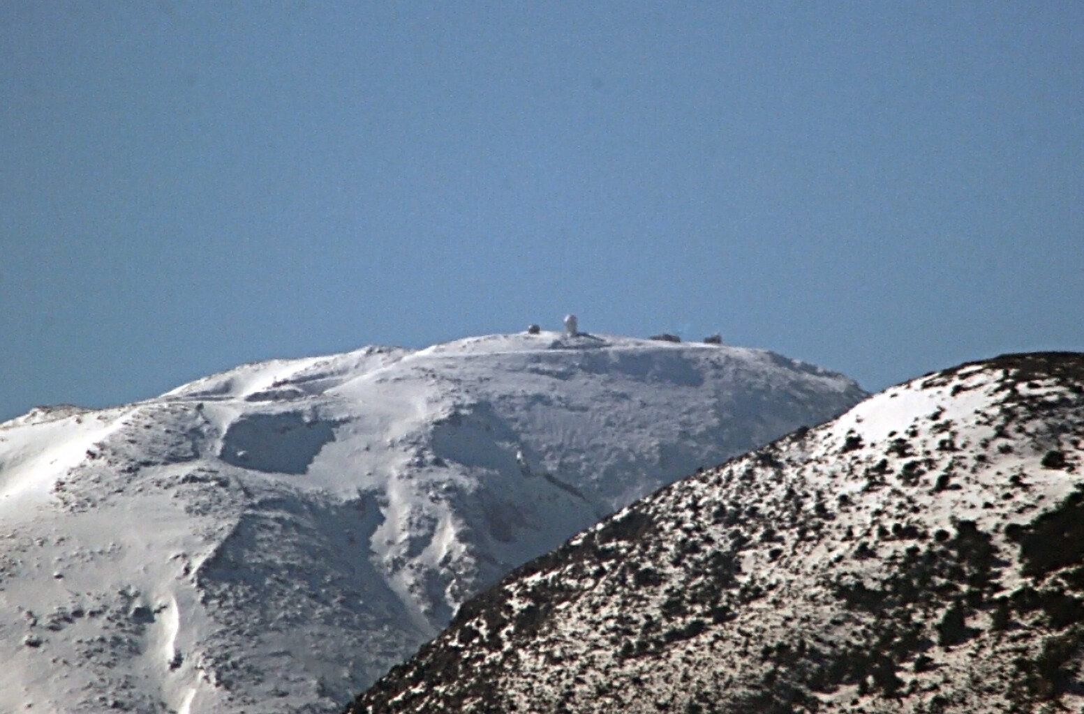Το αστεροσκοπείο  Σκίνακα στη χιονισμένη κορυφή του Ψηλορείτη.