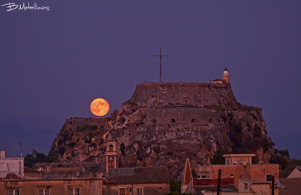 Μια Αυγουστιάτικη Πανσέληνος για τους Νεόνυμφους