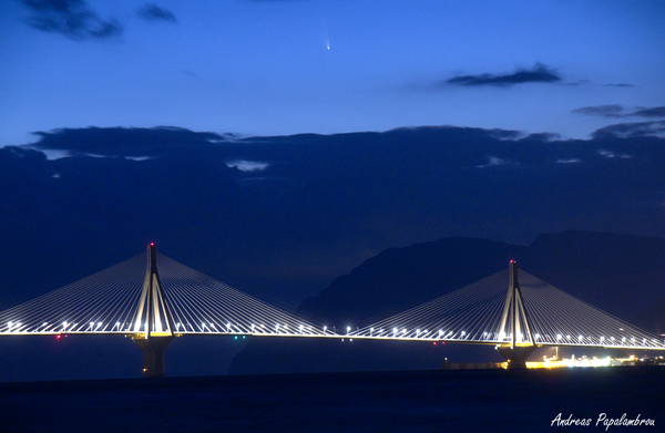 Ο κομήτης Pan-starrs πάνω από τη γέφυρα Ρίου-Αντιρρίου