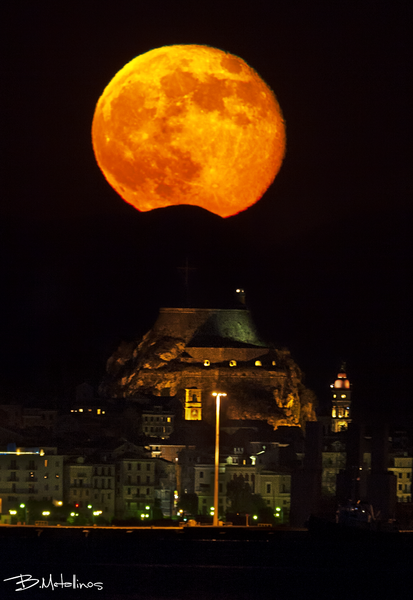 Το ολόγιομο φεγγάρι του Ιουνίου με τα Παλαιό φρούριο της Κέρκυρας