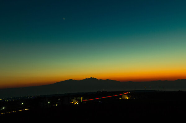 Ηλιοβασίλεμα πίσω απο τον Ολυμπο υπό το Βλέμμα της Αφροδίτης