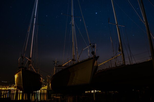 Λιμάνι Λέσβου με φόντο τον νυχτερινό ουρανό