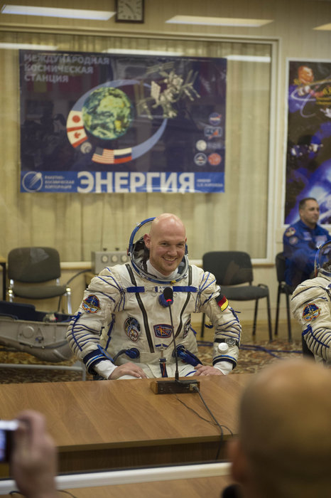 Alexander_Gerst_dressed_in_his_Russian_Sokol_suit_node_full_image_2.jpg.f2beed0b8911414331a1161a76869d96.jpg