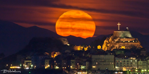 Γιγάντια Υπερσελήνη πάνω από την Κορυφώ