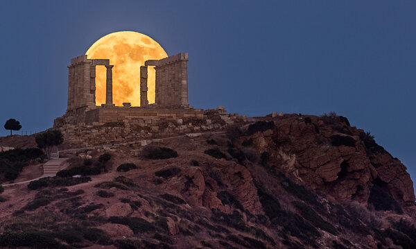Η Σελήνη στο ιερό του Ναού του Ποσειδώνα στο Σούνιο.