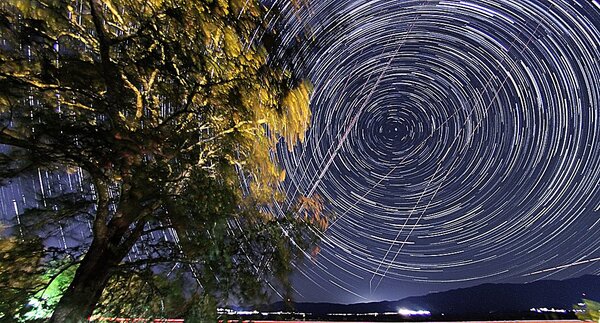 Startrails πανω απο την Δοιρανη..
