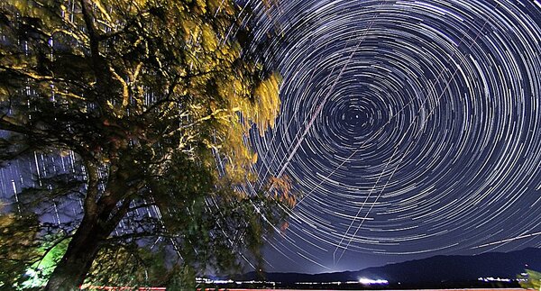 Startrails πανω απο την Δοιρανη..