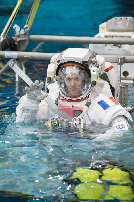 Thomas_Pesquet_during_training_for_INC-49_INC-50_ISS_EVA_Maintenance_run_node_full_image_2.jpg.cc880995e0bf742ba0f95e0cf1920508.jpg