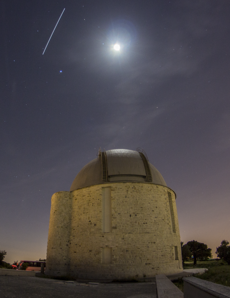 Ο Iss πάνω από το αστεροσκοπείο Πεντέλης μαζί με Σελήνη και Δία