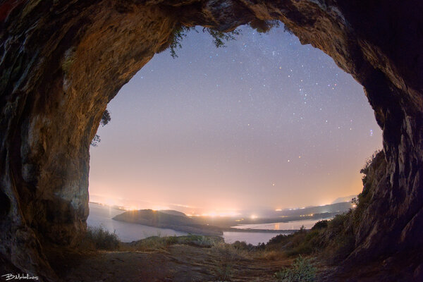 Το σπήλαιο του Νέστορα στο φως των αστέρων