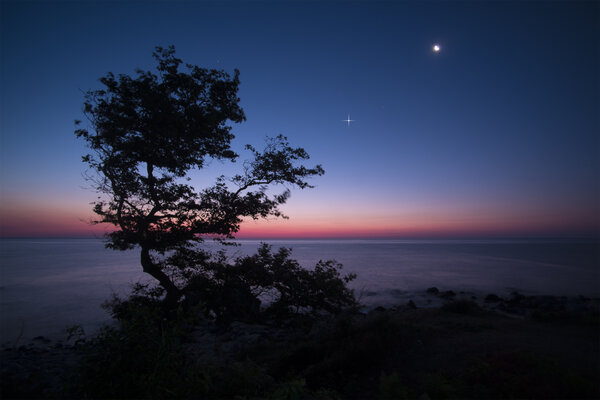 Περισσότερες πληροφορίες για το "First Light (Venus and crescent Moon)"