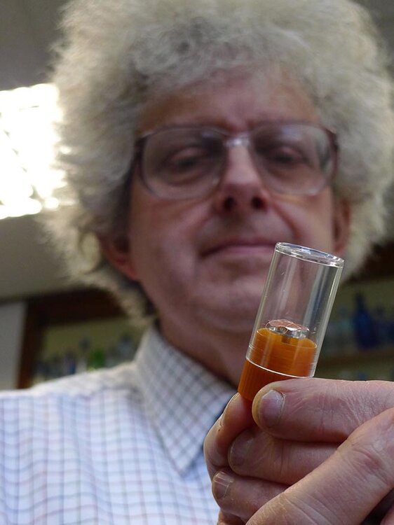 112522-2_professor_Martyn_Poliakoff_smallest_periodic_table.thumb.jpg.828964bb63d2b31d90b4b1cfb0198f62.jpg
