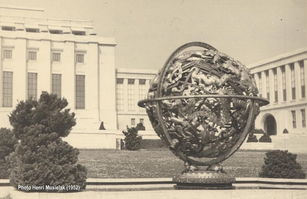 Geneve_-_Le_Palais_des_Nations_et_la_sphere_armillaire_(1952)_.thumb.jpg.86aa2f4bd9d13e7772660f320ecbe2bc.jpg