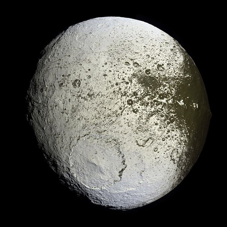 Iapetus_as_seen_by_the_Cassini_probe_-_20071008.thumb.jpg.1c60df09123fe6e2cd1acab3fd64f427.jpg
