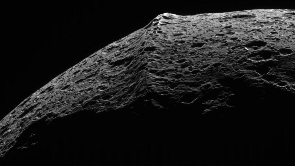 Iapetus_equatorial_ridge.thumb.jpg.be1a7096763333a0780d349eab7e277d.jpg