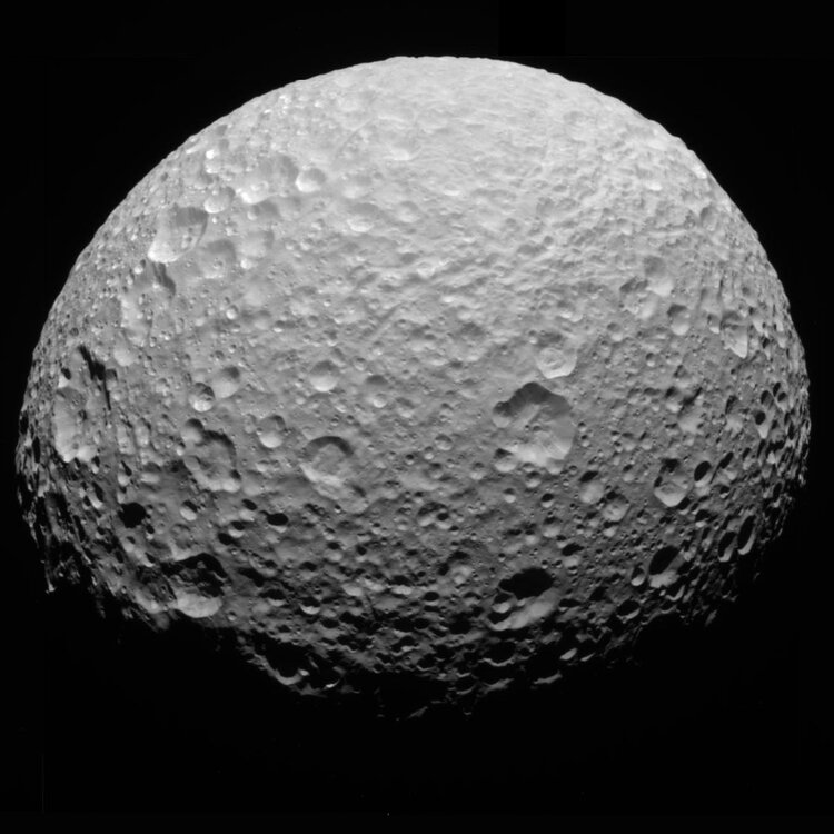 Mimas_(Mond)_(31077866).thumb.jpg.12d69e41f2c5387eb892f2db13c1cf5c.jpg