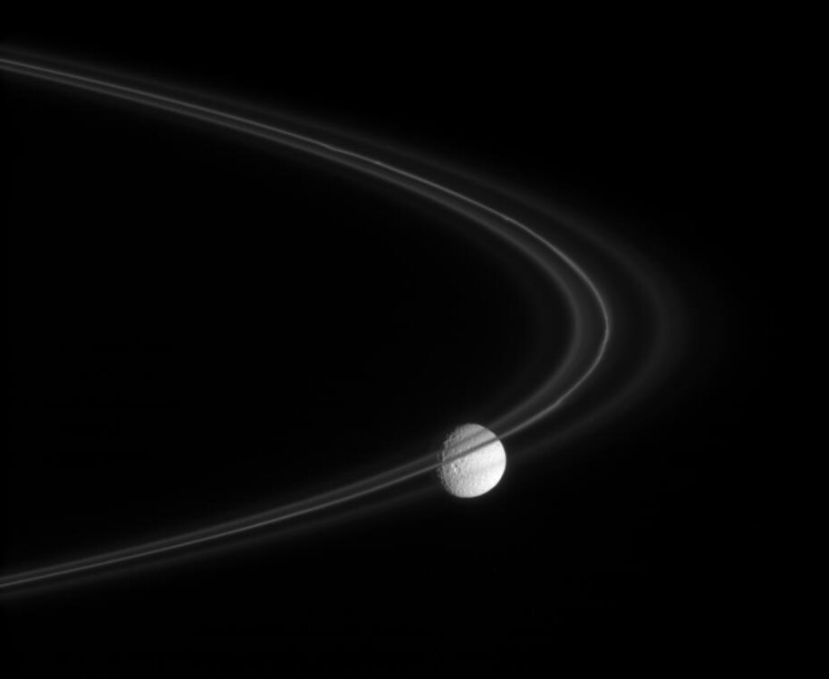 Mimas_and_F_ring_PIA09806.thumb.jpg.db33a4cbb37578da0265b468a94a761c.jpg