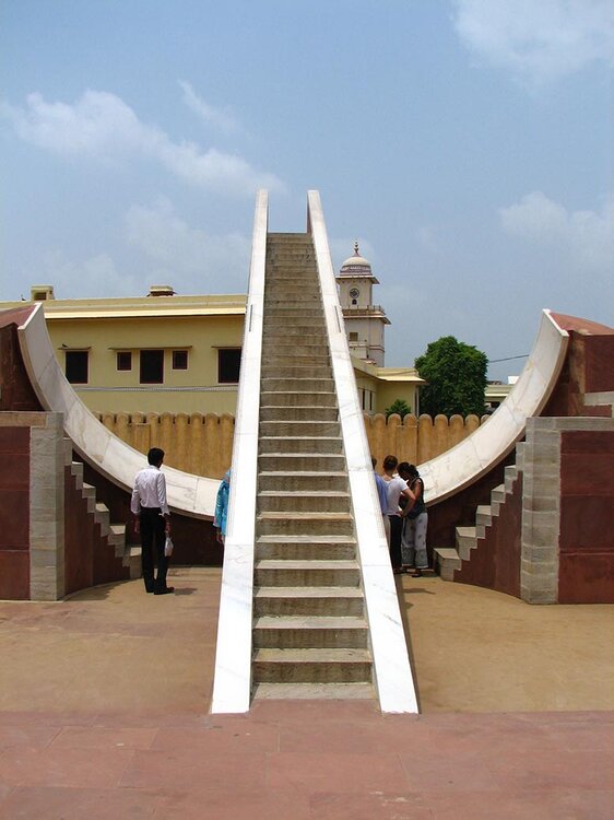 Sundial_Close-up_at_the_Jantar_Mantar.thumb.jpg.d06f61064072f3e78cd888d8dd9a9dcd.jpg