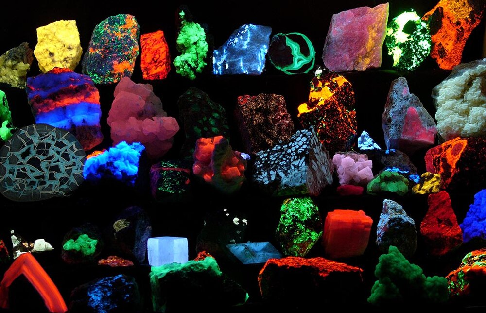 fluorescent_minerals.thumb.jpg.e887d2170e9c3003a951b391993a443d.jpg