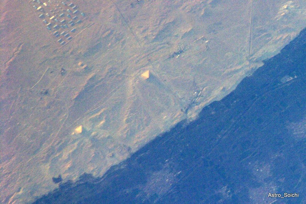 pyramids-from-space2.thumb.jpg.a9346bd569bb92caad5e34a0f366662f.jpg