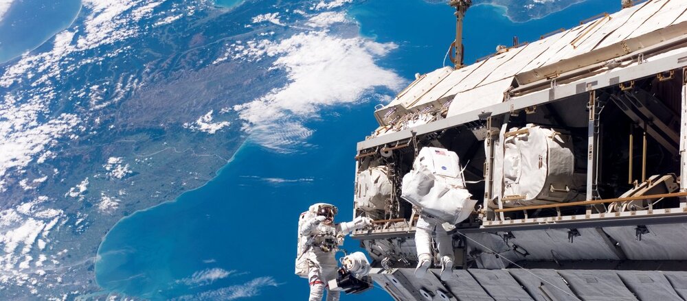 sts-116_spacewalk_1.thumb.jpg.977886e55c868fbff15c4707dbe545a8.jpg